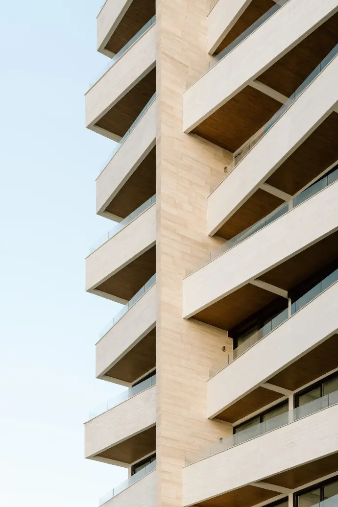Perspectiva longitudinal del plafón símil madera con patrón continuo.