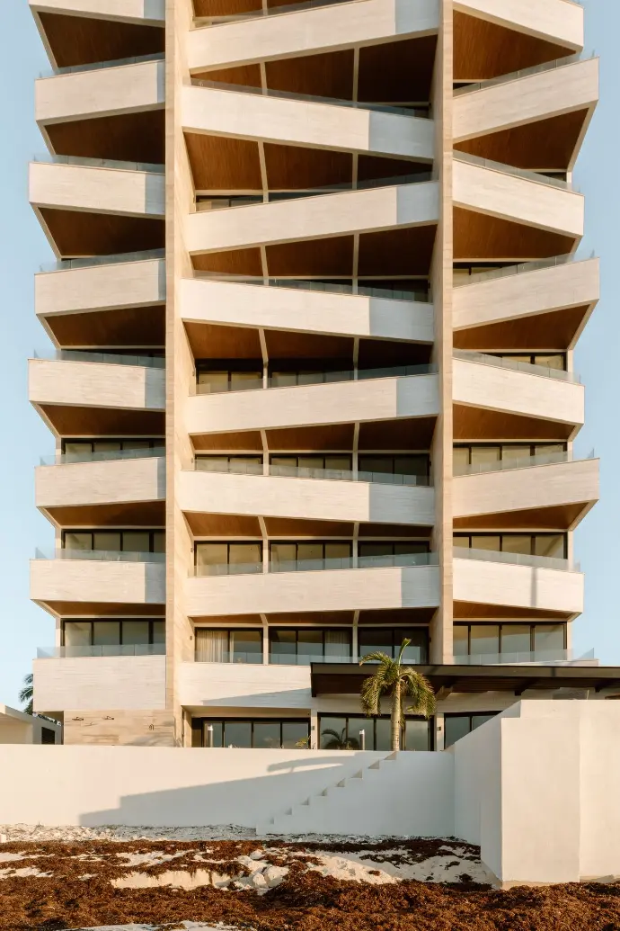 Conjunto de terrazas del desarrollo con plafón imitación madera por Murartt.