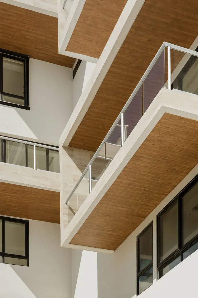 Close-up de textura y vetas: plafón imitación madera base agua.