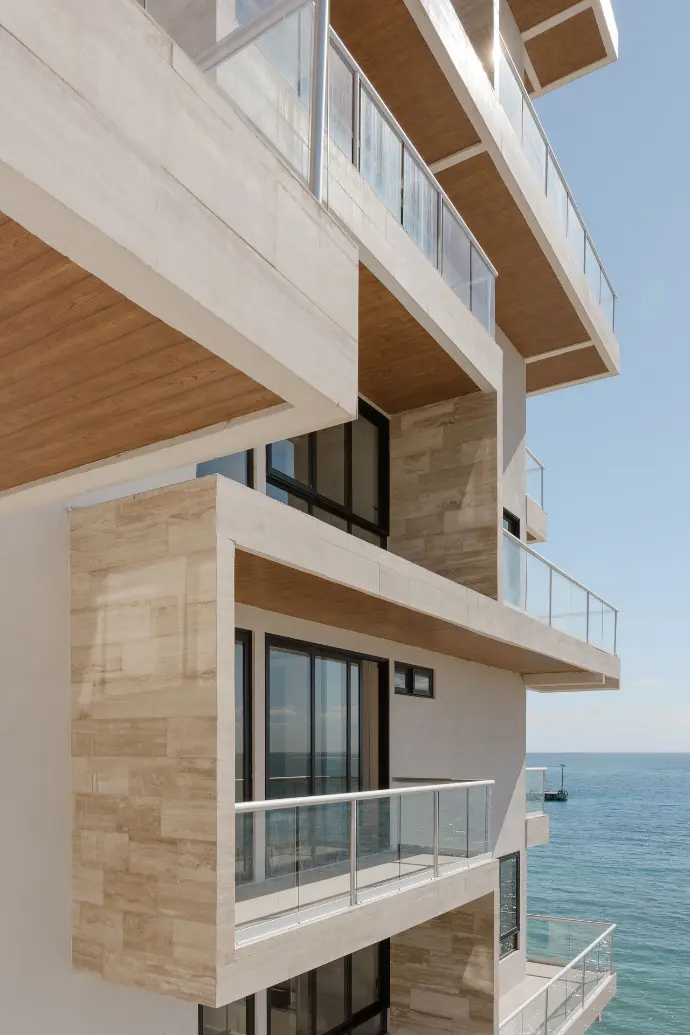 Vista inferior: plafón con Scumble de Colortek y vetas símil madera.