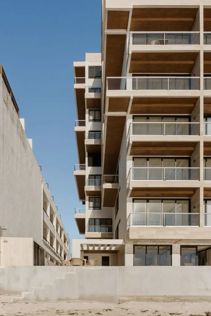 Conjunto de terrazas con 650 m² de plafón efecto madera por Murartt.